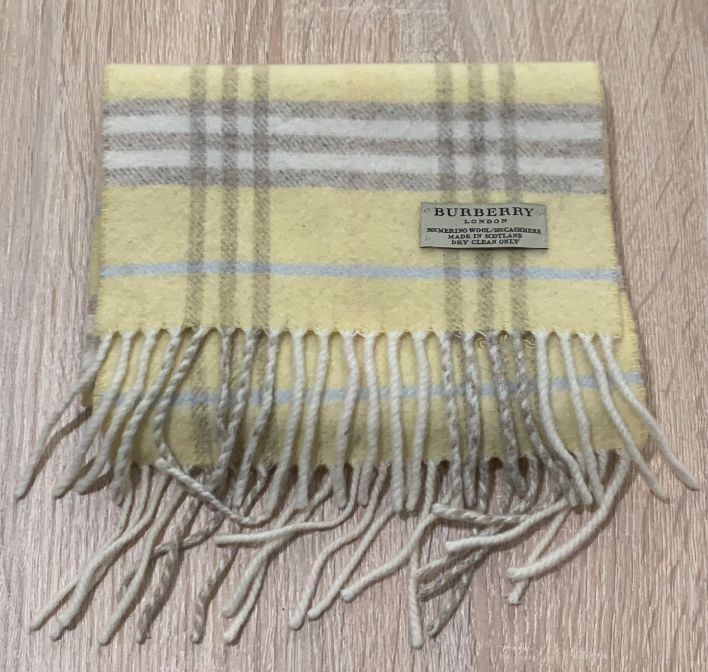 échapper Burberry 90% laine Merino 10% cashmere