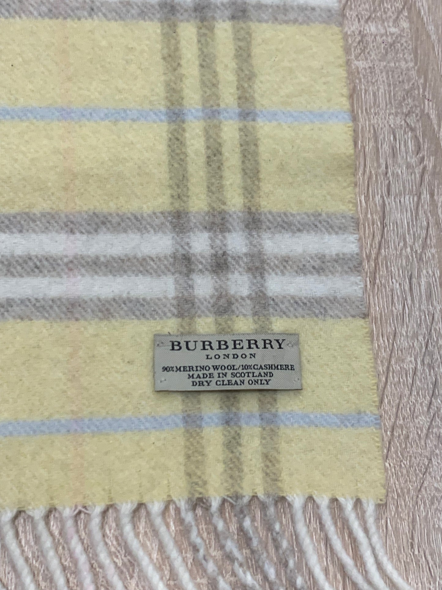 échapper Burberry 90% laine Merino 10% cashmere